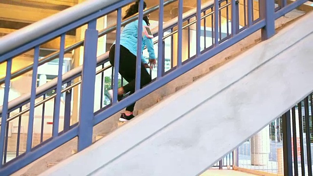 黑人妇女在城市里锻炼视频素材