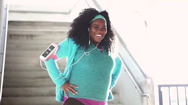 黑人妇女在城里锻炼，跑上楼梯视频素材