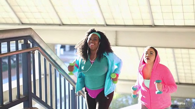 两个多民族的年轻女性在城市锻炼视频素材