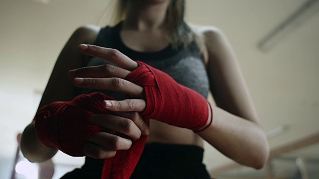 特写镜头，拳击手戴着手巾视频下载