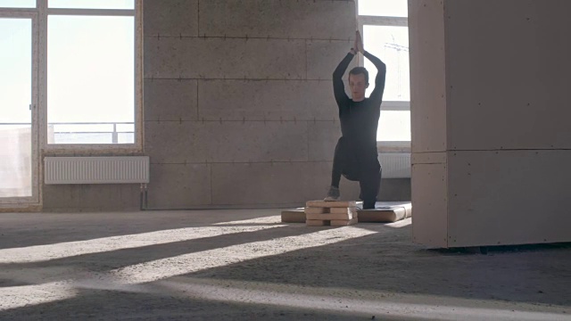 一个人用假腿站在瑜伽姿势视频素材