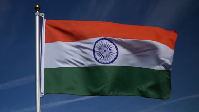 4K:户外蓝天前旗杆上的印度国旗(印度)视频下载
