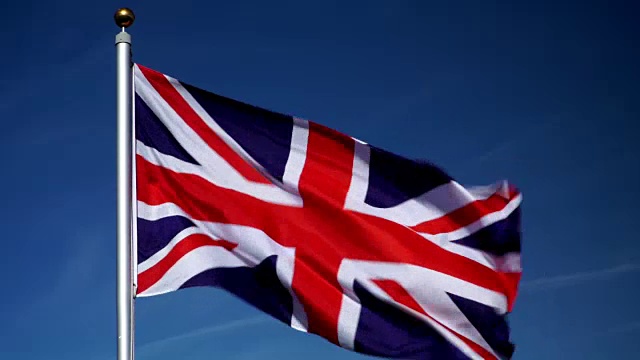 4K:蓝天户外旗杆上的英国国旗(英国)视频下载