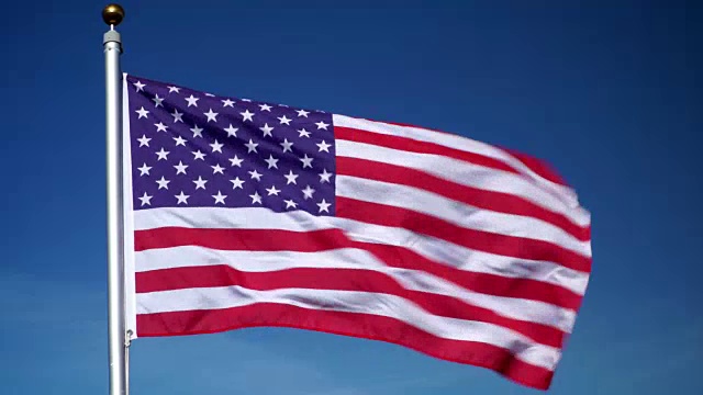 4K:蓝天户外旗杆上的美国国旗(美国)视频下载