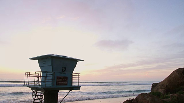 日落时分，冲浪者争先恐后地奔向海滩视频下载