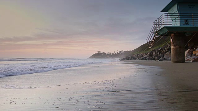 日落时分的海滩漫步视频下载