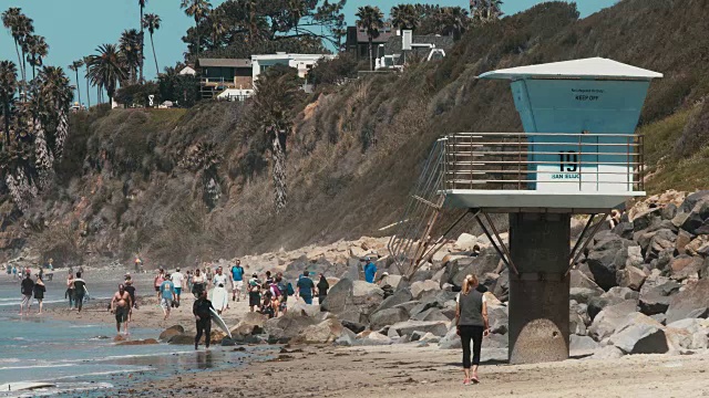 拥挤的加利福尼亚海滩上的救生员站视频素材
