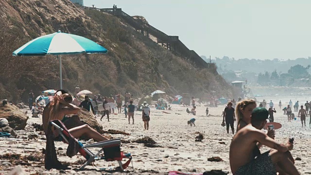 在海滩上享受阳光的快乐加利福尼亚人视频素材