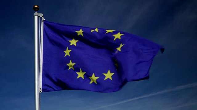 4K:蓝天户外旗杆上悬挂欧盟国旗(欧盟)视频下载