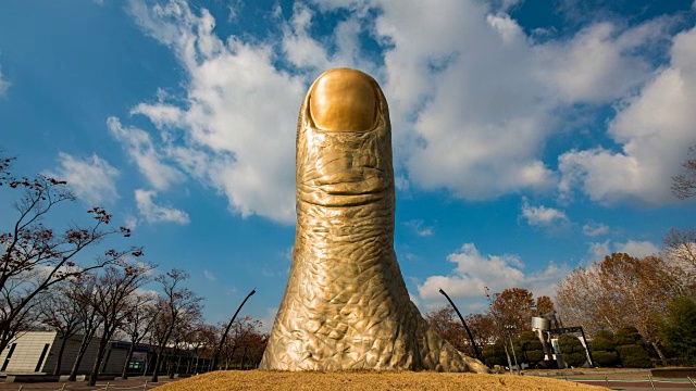 奥林匹克公园的拇指雕像视频下载
