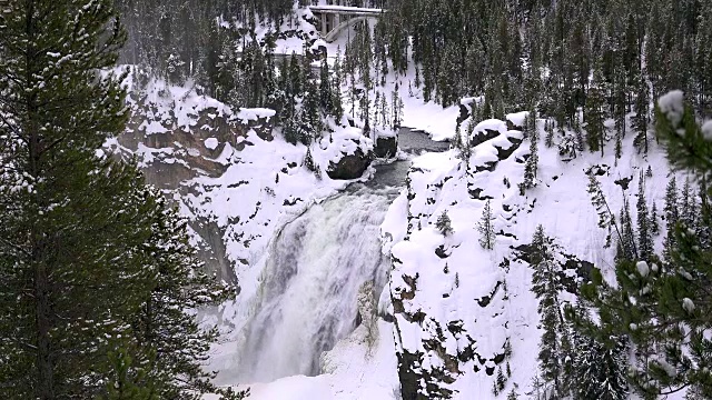 下瀑布，黄石河，黄石国家公园，冬天视频下载