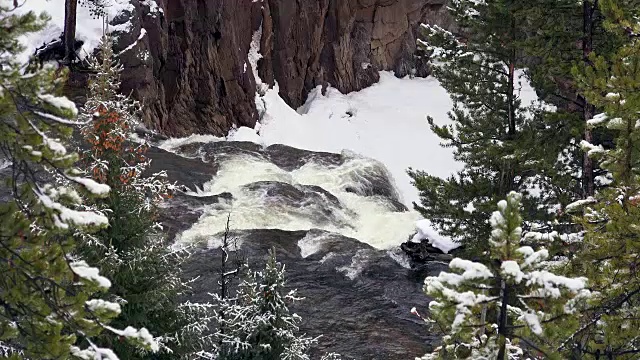 长臂猿河瀑布边缘，黄石国家公园，冬天视频下载