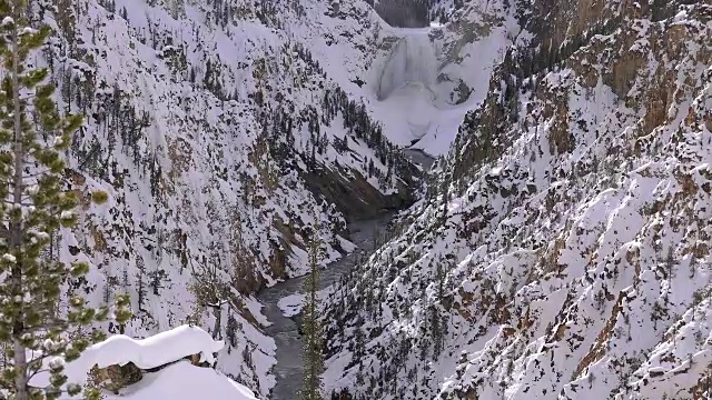 下瀑布，黄石河，黄石国家公园，冬天视频下载