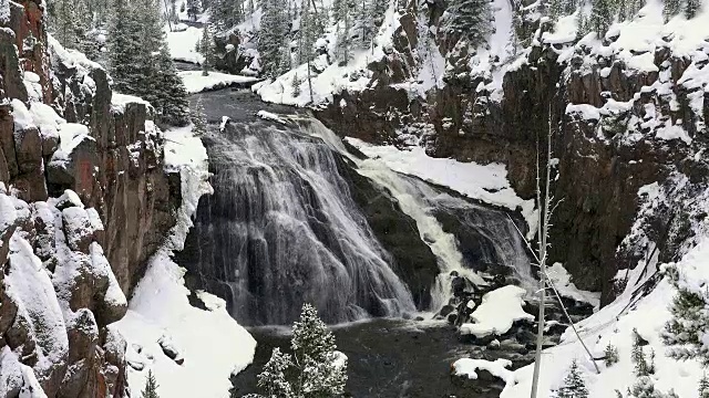 冬天，黄石国家公园的长臂猿河瀑布视频下载