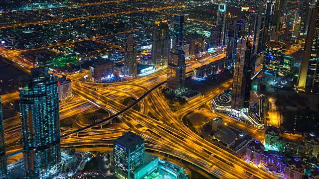 晚上的迪拜天际线和谢赫扎耶德路视频素材