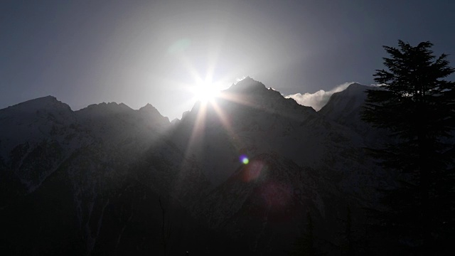 太阳用镜头的光斑照耀着白雪覆盖的喜马拉雅山视频下载