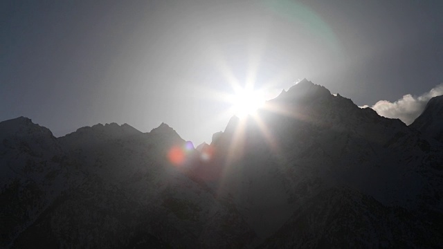 太阳用镜头的光斑照耀着白雪覆盖的喜马拉雅山视频素材