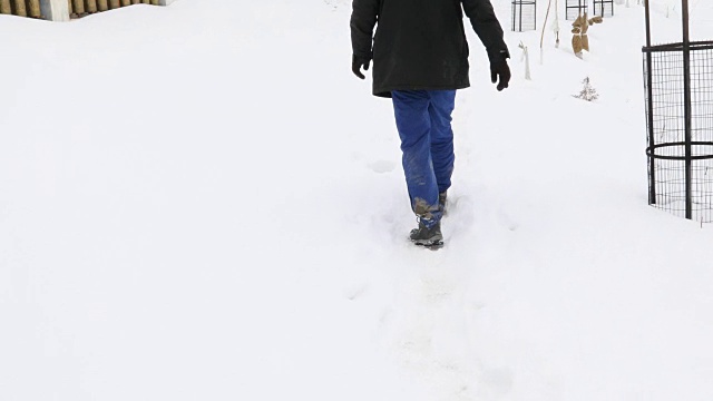 男人在雪地上行走的低段视频下载