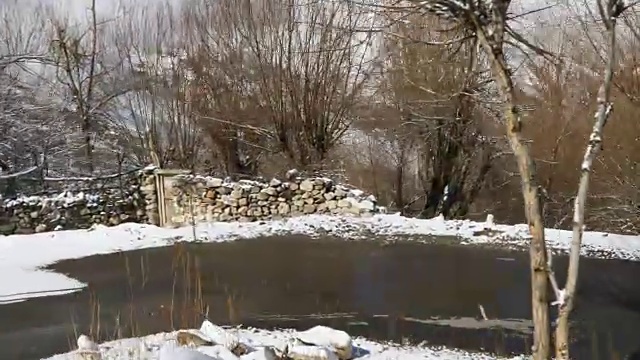 白雪覆盖的山路视频素材