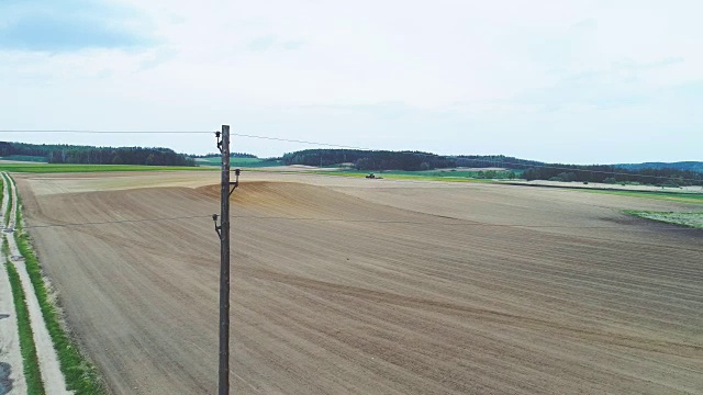 拖拉机耕地。农业的背景。视频素材