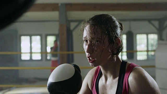 成功的女拳击手在健身俱乐部庆祝她的胜利视频素材
