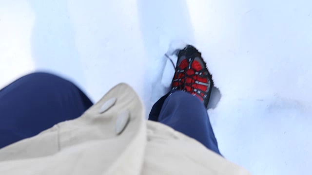 人在雪地上行走的高天使视角视频下载