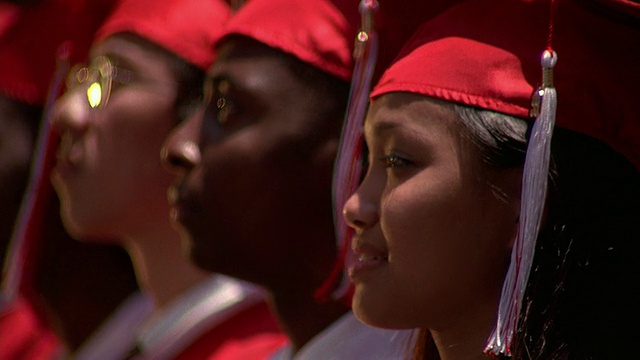 在加州洛杉矶的毕业典礼上，一群高中毕业生在帽子上移动流苏视频下载