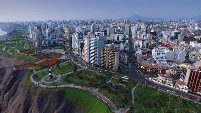 全景鸟瞰米拉弗洛雷斯镇在利马，秘鲁。视频下载