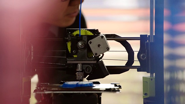 铜。创新工程师研究移动部件的3D打印机在行动和点头批准。视频素材