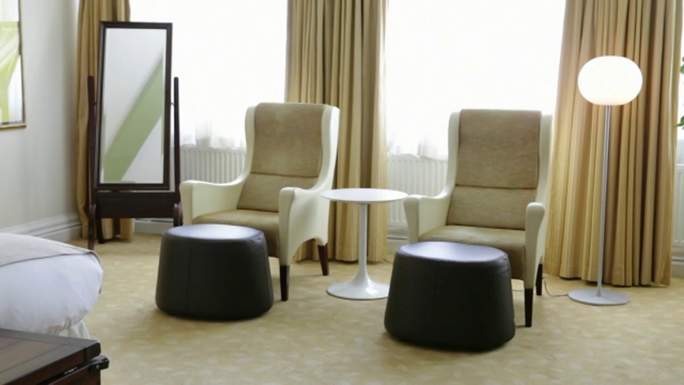 精致的家具和现代的装饰特点在普利策酒店套房。视频下载