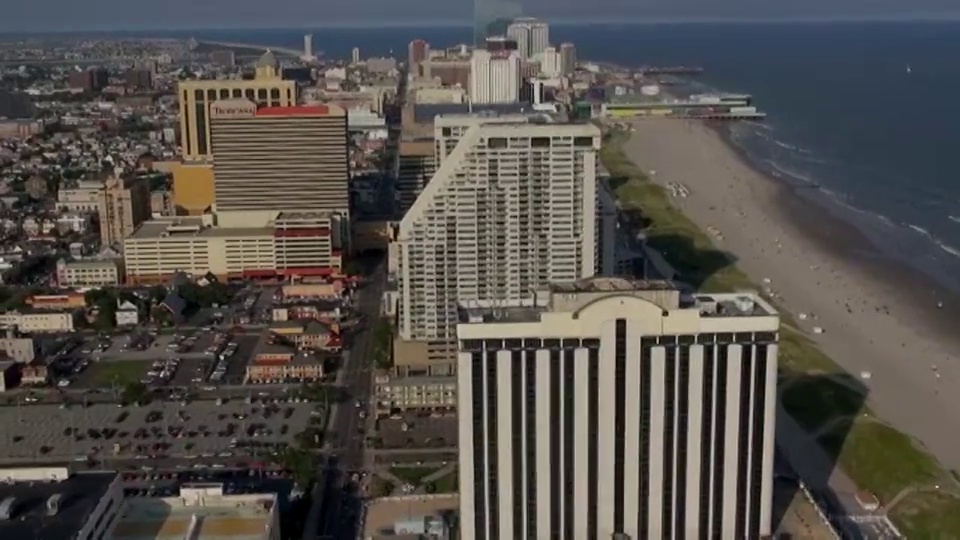赌场和度假村耸立在大西洋城的木板路上。视频下载
