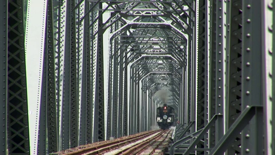 火车头在桥上行驶。视频下载