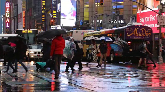 雨中穿过时代广场的行人视频下载