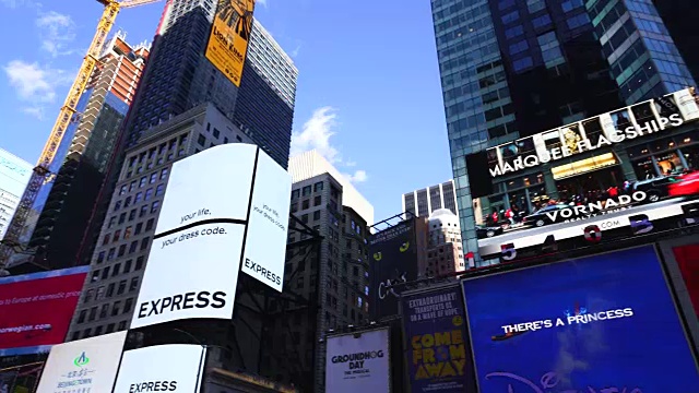 摄像机捕捉到了纽约时代广场的许多电子广告牌。视频下载