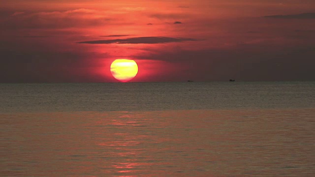 太阳沉到了海里视频下载