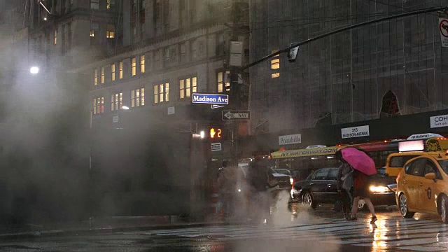 下雨的市中心街景视频下载