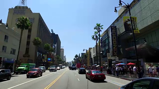 由Highland Avenue 4K运输公司驾驶好莱坞大道视频素材