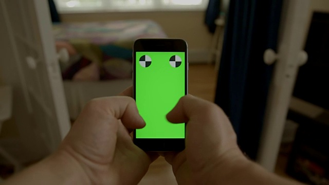 智能手机男性手发短信在房子里冲浪绿屏视频素材