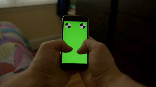 智能手机男手发短信冲浪站在绿色屏幕上视频素材