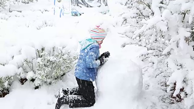 11岁的女孩在做一个巨大的雪球视频下载