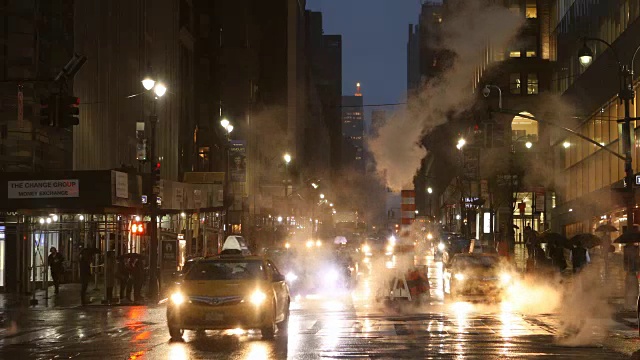 曼哈顿市中心阴雨潮湿的街景视频下载