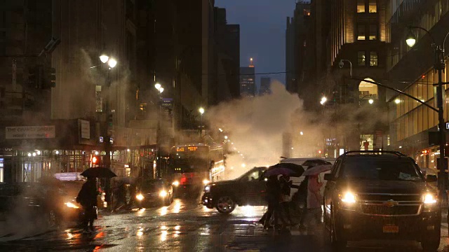 曼哈顿市中心阴雨潮湿的街景视频下载