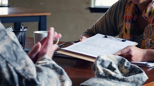 退伍军人与军队精神病医生会面视频下载