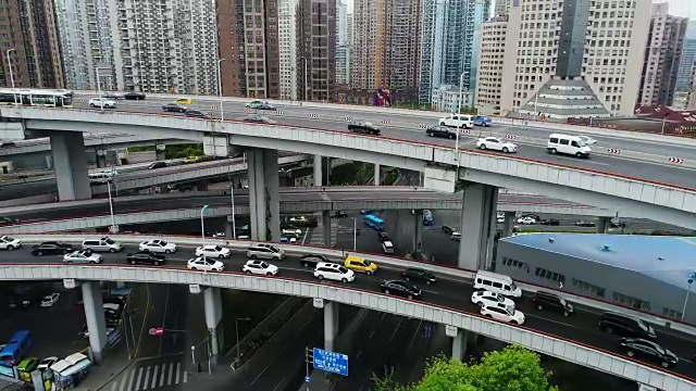 无人机向下倾斜拍摄上海南浦大桥视频素材