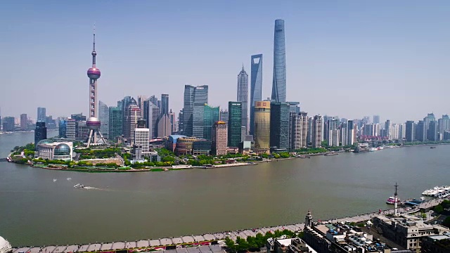 鸟瞰上海在一个阳光明媚的日子与外滩视频素材