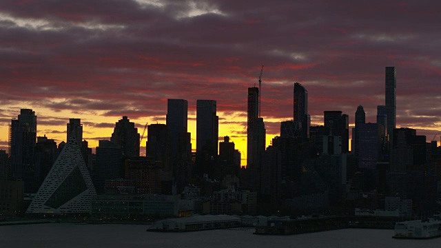 一段时间的推移，一个忧郁的，橙色和黄色的天空在纽约市上西区的城市景观。视频素材