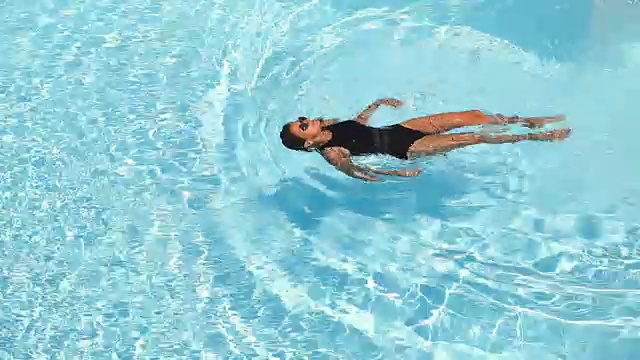 在度假村游泳视频下载