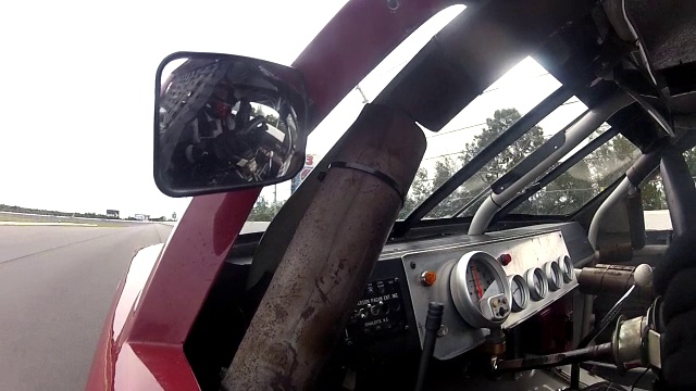 红色的汽车司机在赛道上加速(Side-Mirror POV)视频下载