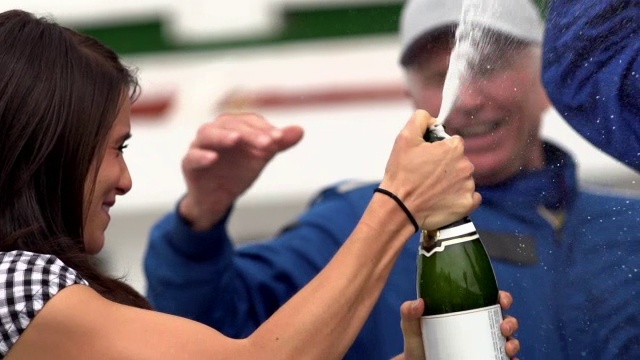 蓝色车队用香槟酒庆祝赛道胜利视频素材