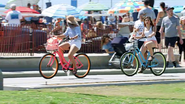 加州健康的生活方式，人们步行和骑自行车在圣塔莫尼卡海滩在洛杉矶，加州，4K，从RAW文件视频素材